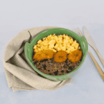 Gallo pinto con huevo revuelto y plátano maduro